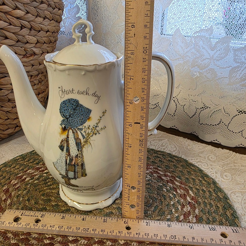 Vintage Holly Hobbie Teapot 9", "Start Each Day In A Happy Way" White 1973 - Picture 4 of 9
